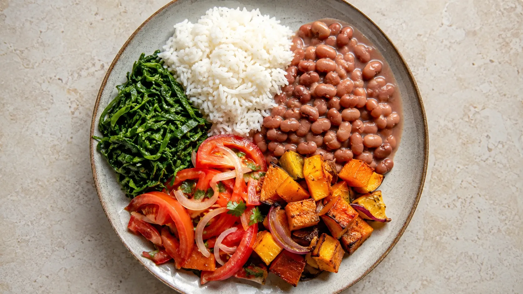 Refeição vista de cima com arroz, feijão, folhas verdes, tomate e legumes.